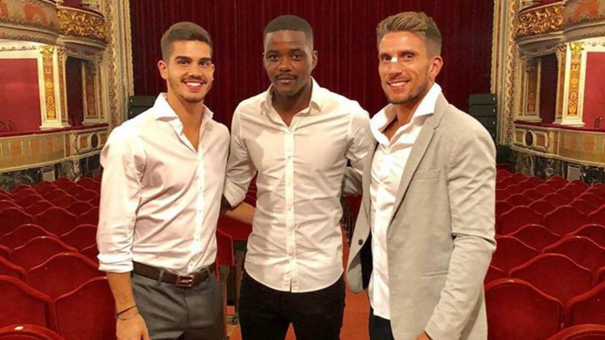 André Silva y Carriço del Sevilla y William Carvalho del Betis disfrutaron de la interpretación de la artista de fado Carminho en la capital andaluza.