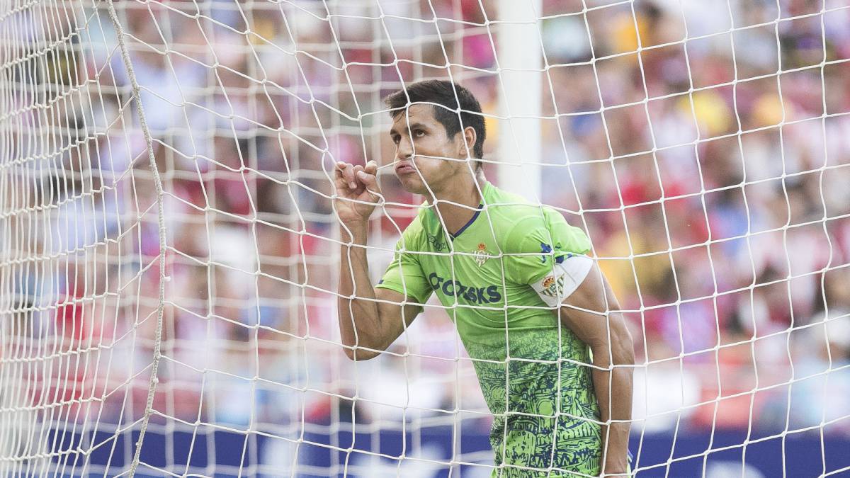 El defensa franco-argelino del Betis Aissa Mandi vuelve a ser este año el favorito de Quique Setién. 810 minutos, el que más juega como el año pasado.