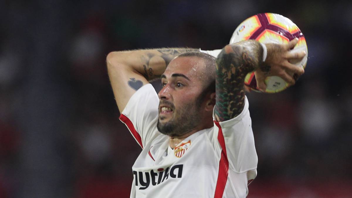 El carrilero del Sevilla Aleix Vidal le quitó hierro a las bajas defensivas del Barcelona, su exequipo: "Pasan más tiempo atacando que defendiendo".