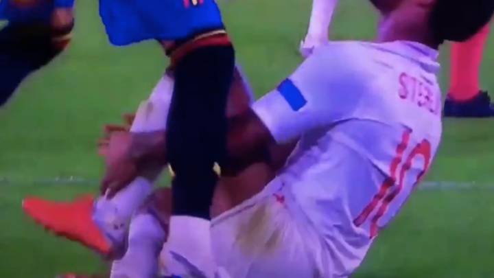 Sergio Ramos demuestra en un vídeo que no pisó a Sterling