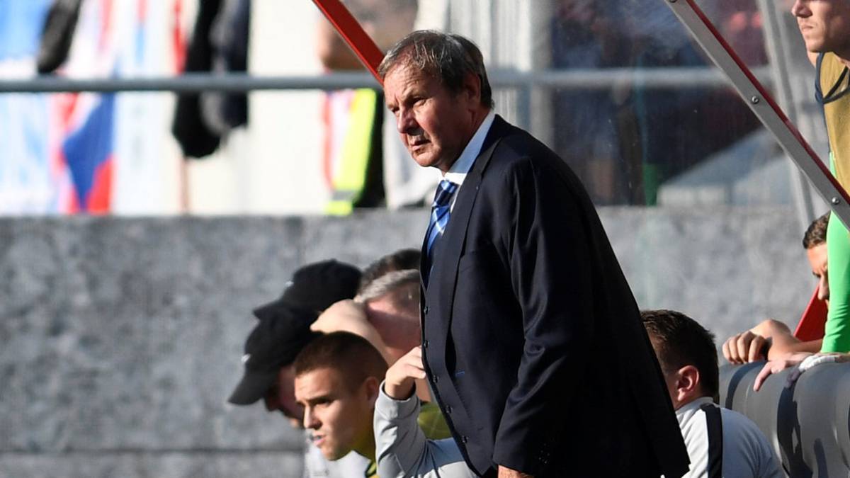 Jan Kozak, dirigiendo a la selección de Eslovaquia.