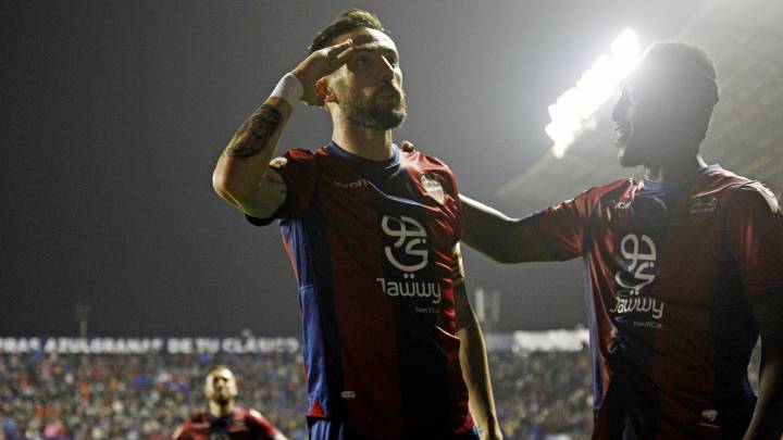 El capitán del Levante, José Luis Morales, celebrando un gol durante un partido.