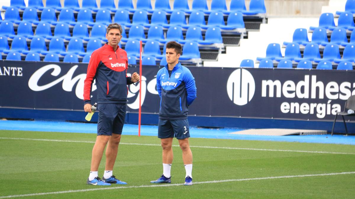Unai Bustinza sobre el césped en una sesión de entrenamiento.