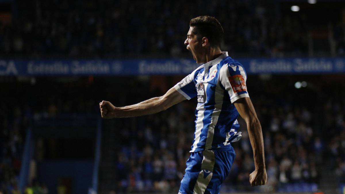 Carlos Fernández celebra su segundo gol en el Deportivo - Elche