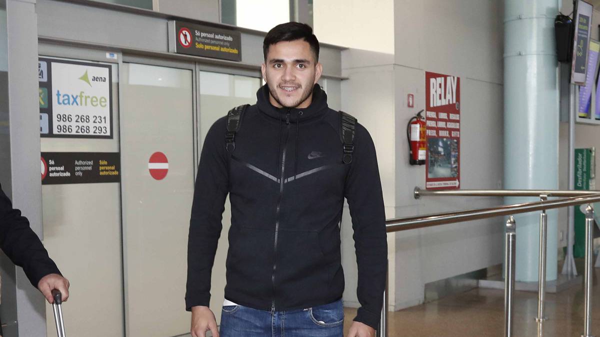 El delantero uruguayo Maxi Gómez en una llegada al aeropuerto de Peinador en Vigo.