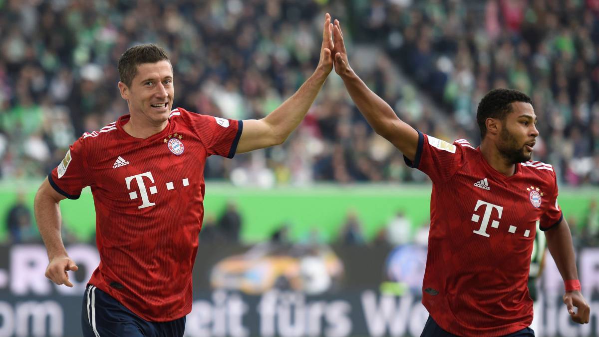 Lewandowski brace gives Bayern crisis respite; Robben sees red