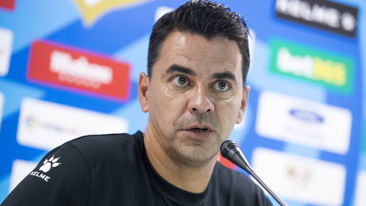 Míchel, durante una rueda de prensa del Rayo.