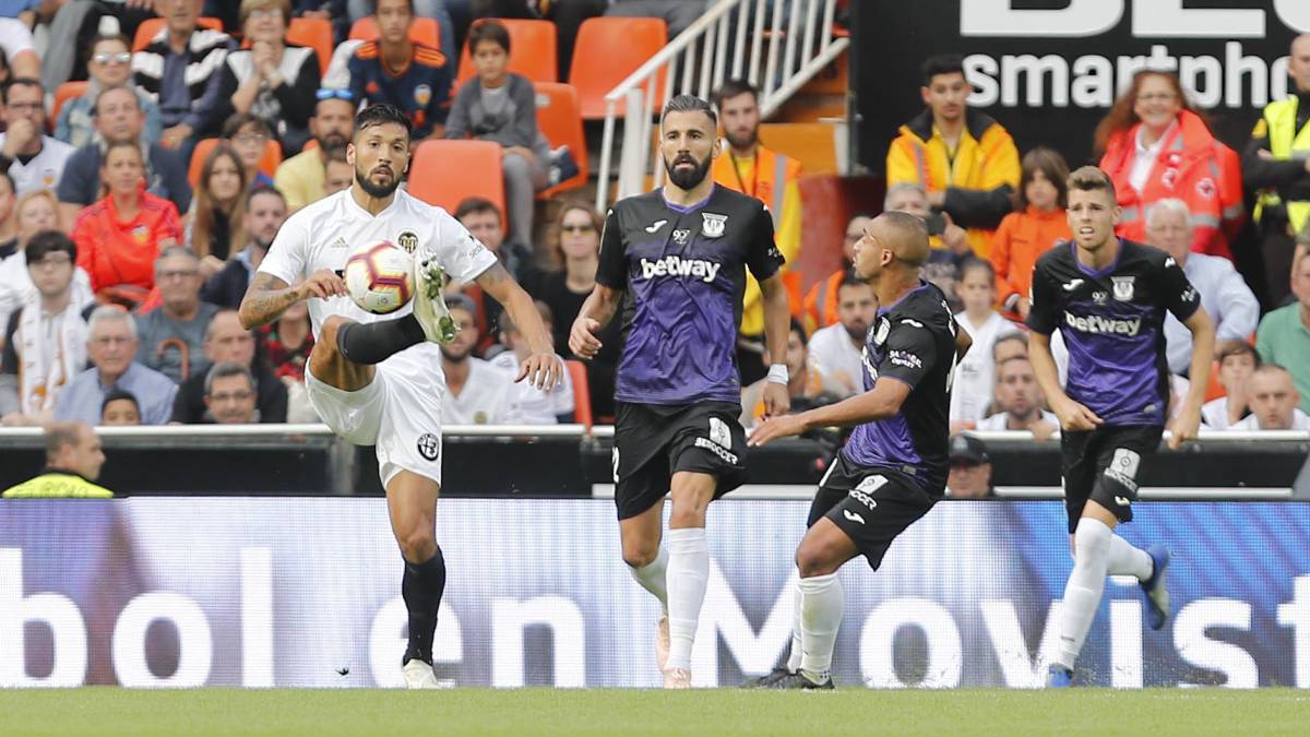 El VAR señaló penalti por una patada de Garay a Óscar