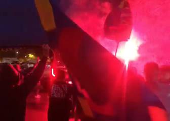 Bengalas, petardos y cánticos en el recibimiento al bus del Levante: