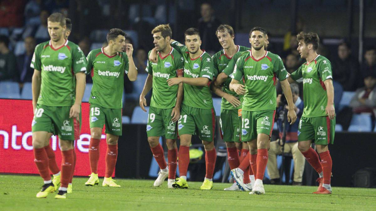 Los jugadores del Alavés celebran el gol de Pina.