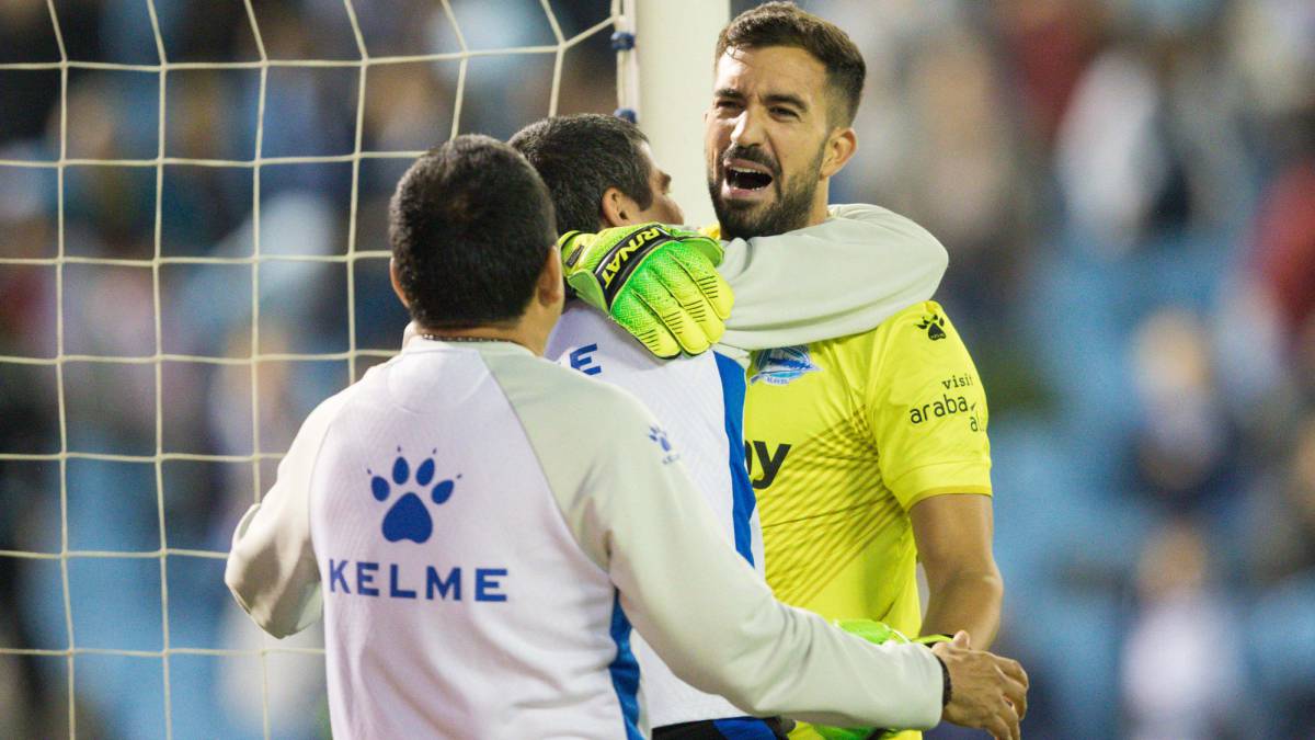 Fernando Pacheco celebra la victoria del Alavés ante el Celta en Balaídos en la Liga Santander.