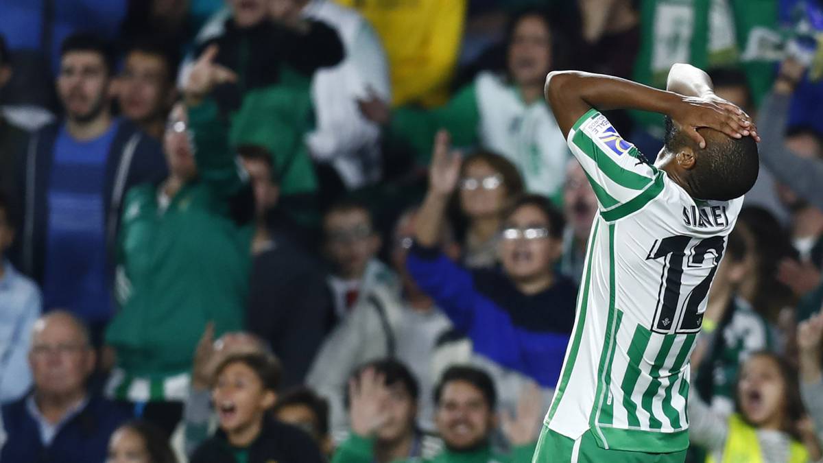 El defensa brasileño del Betis Sidnei se lamenta en un lance del encuentro entre el Real Betis y el Real Valladolid correspondiente a la novena jornada de LaLiga Santander disputada en el Benito Villamarín..