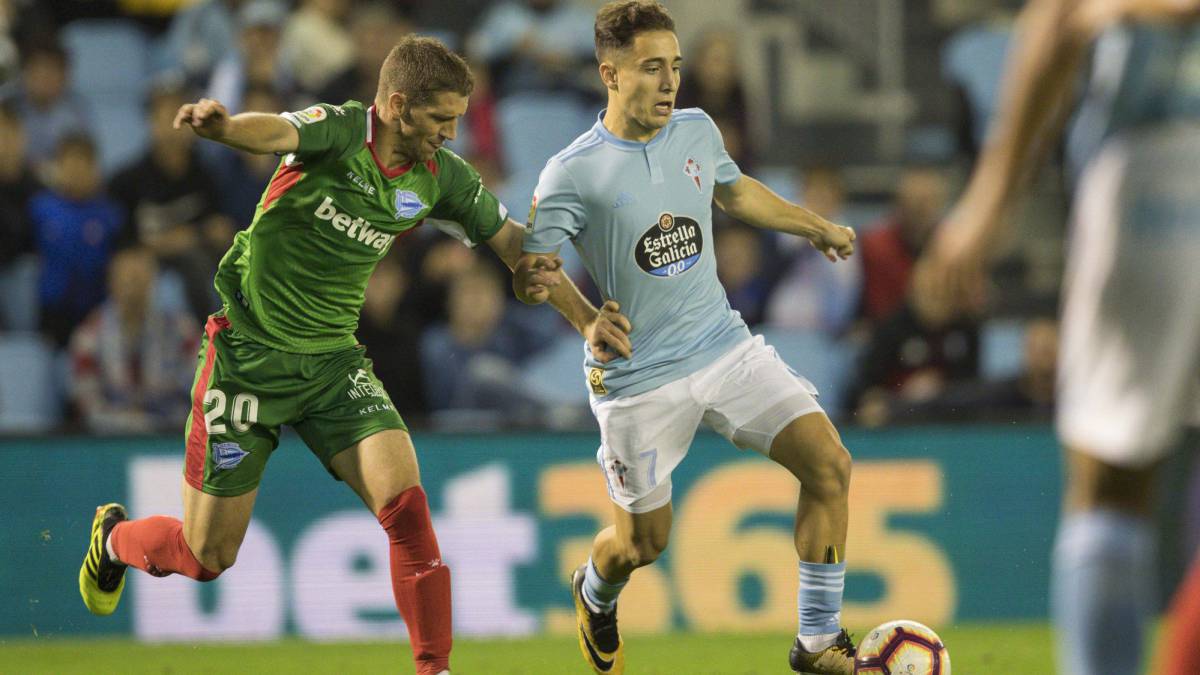 Emre Mor y Brasanac, jugadores del Celta y del Alavés, durante un partido en LaLiga.