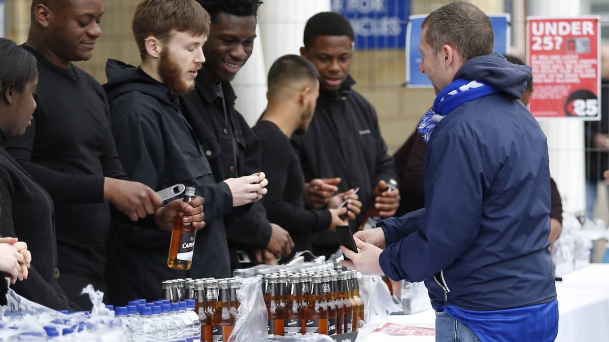 El Leicester City repartiendo cerveza en abril de 2017 para celebrar el cumpleaños del presidente del club, Vichai Srivaddhanaprabha.