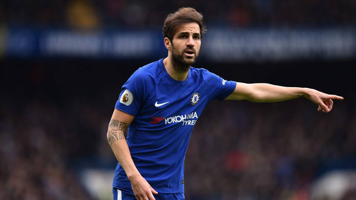 Cesc Fábregas da indicaciones durante un partido con el Chelsea.