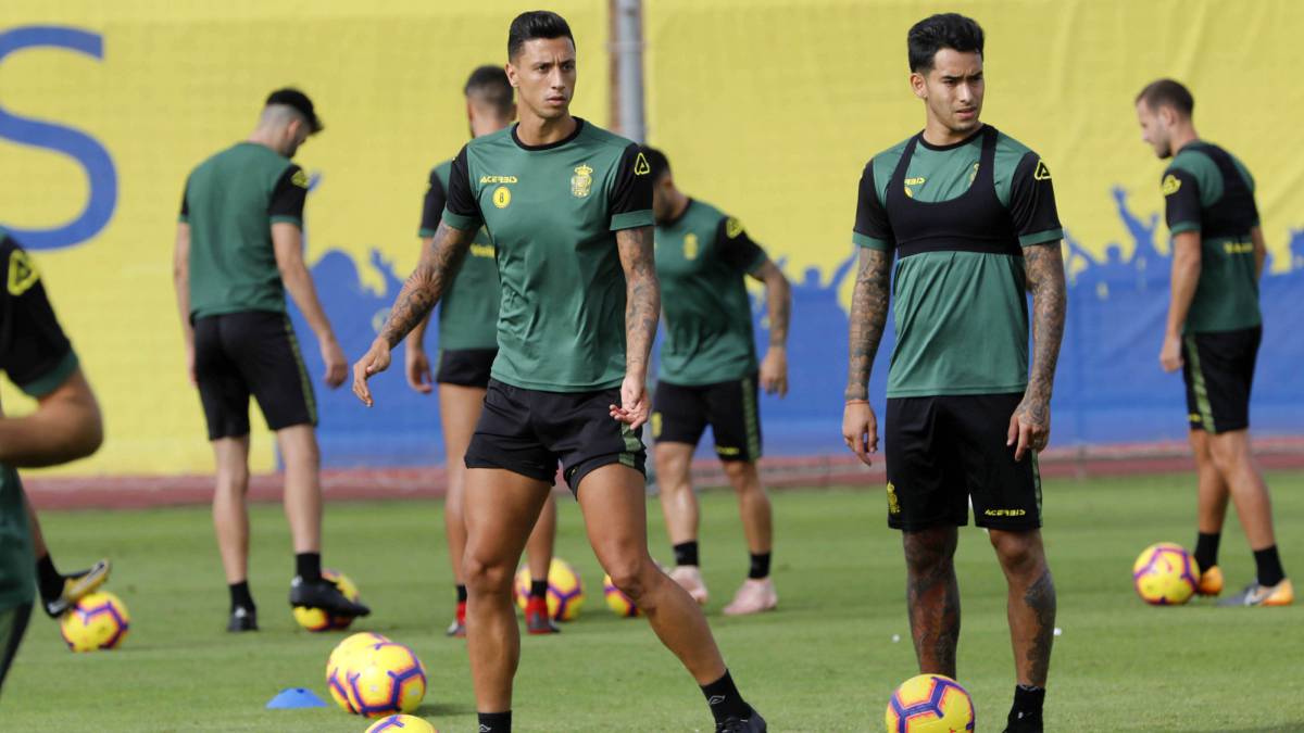 Maikel Mesa junto a Araujo durante una sesión de entrenamiento.