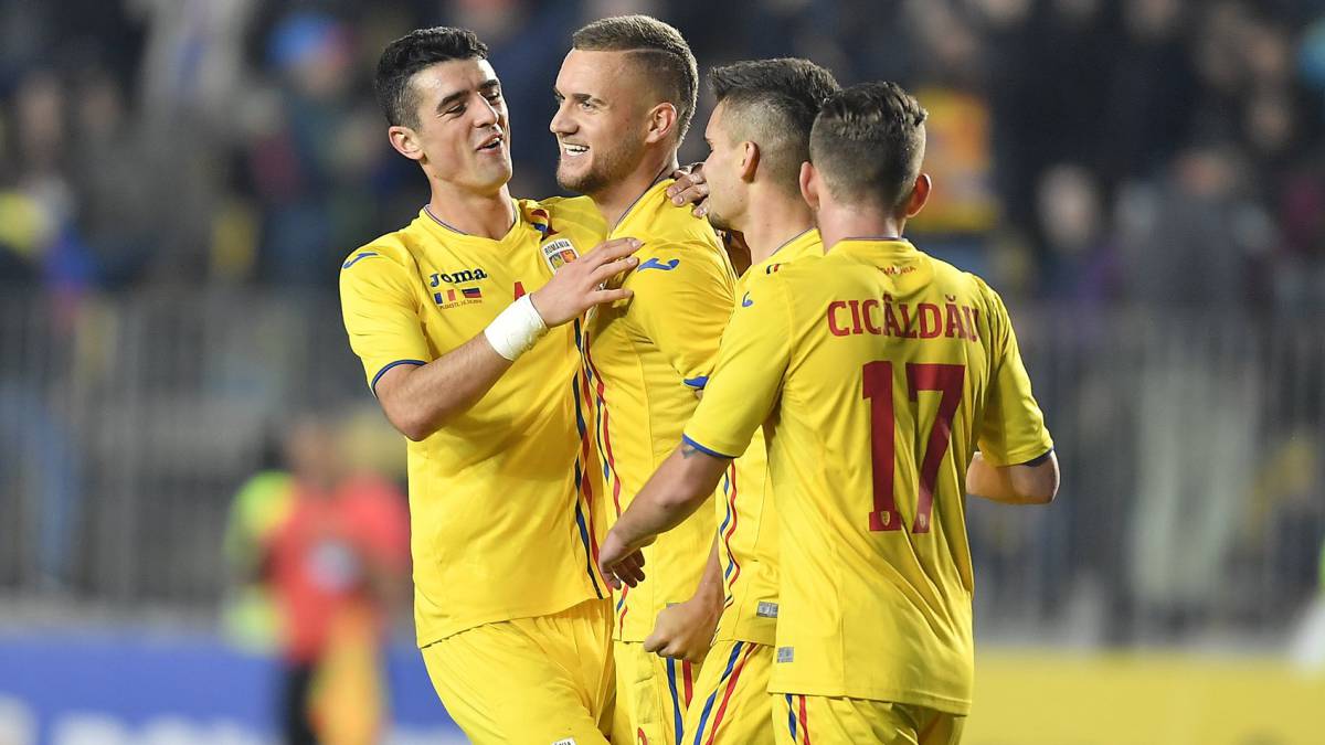 Los jugadores de Rumanía celebran un gol durante un partido.