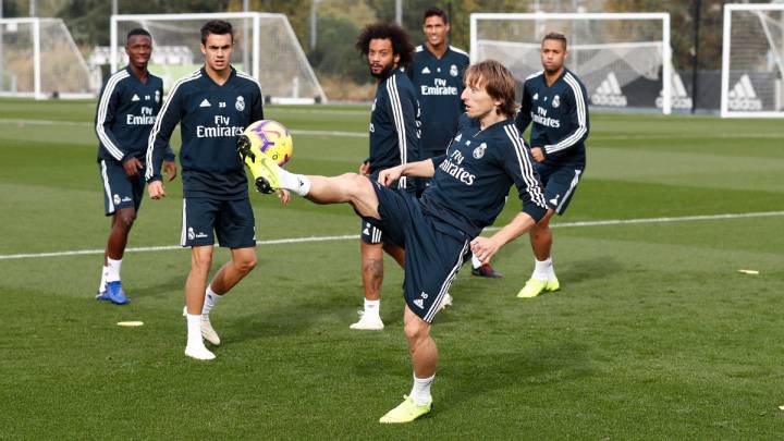 Modric controla un balón ante la mirada de sus compañeros.
