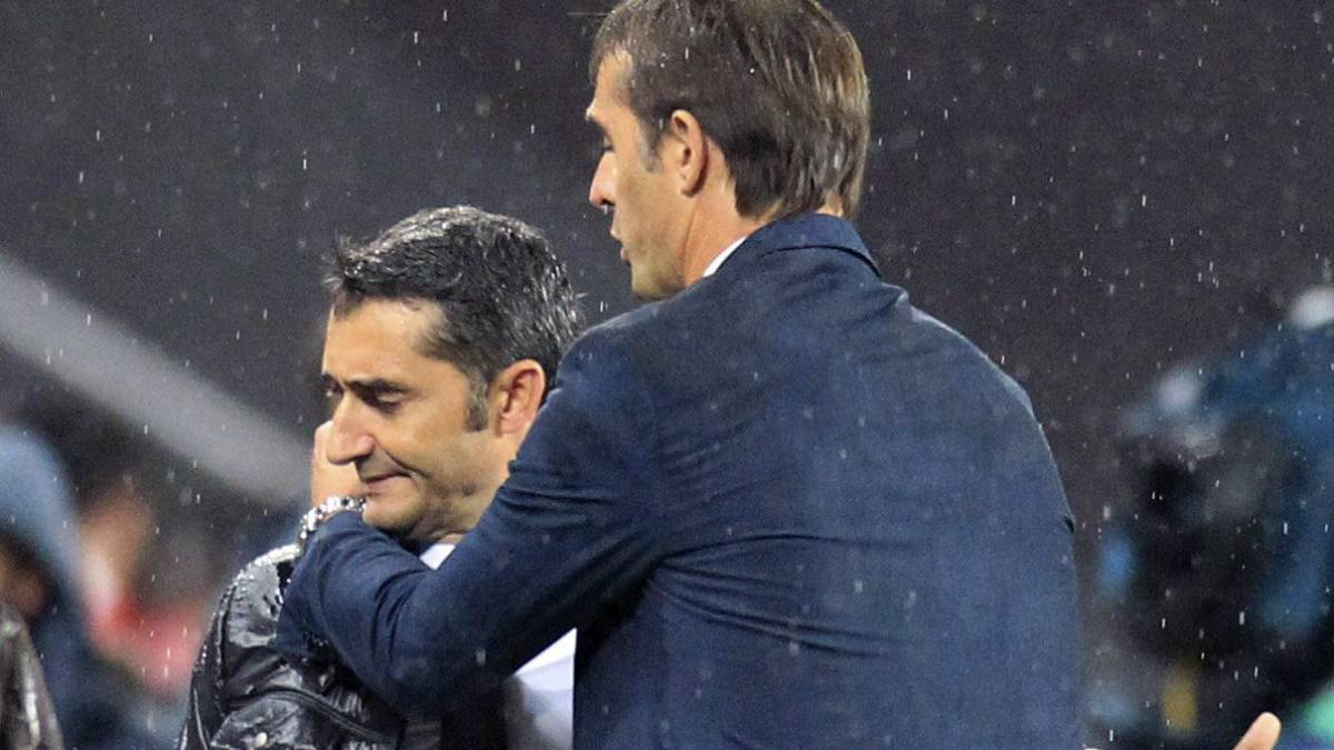 Lopetegui y Valverde se saludan antes de un partido.