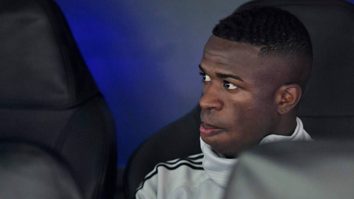 Vinicius se queda en la grada al estar fuera de la alineación titular del Real Madrid contra el Barcelona