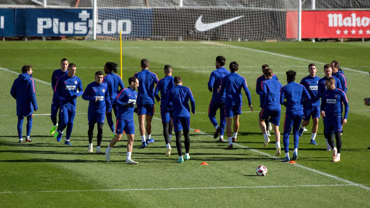 Los jugadores del Atlético de Madrid durante el entrenamiento realizado hoy en la Ciudad Deportiva Wanda, en Majadahonda, para preparar el partido de Copa del Rey que disputan mañana ante el Sant Andreu en el estadio Narcís Sala, en Barcelona.