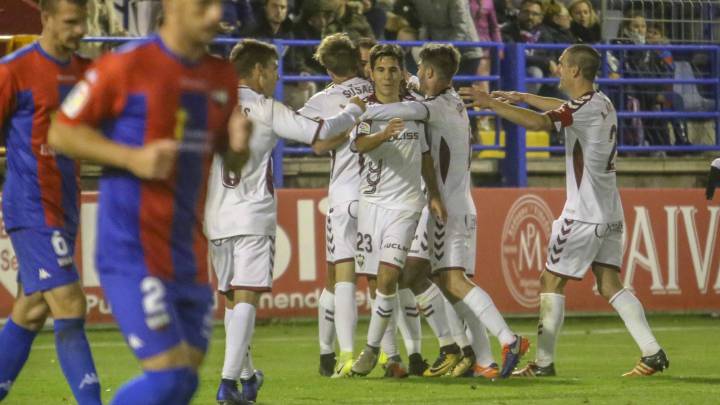 Los jugadores del Extremadura ante el Albacete.