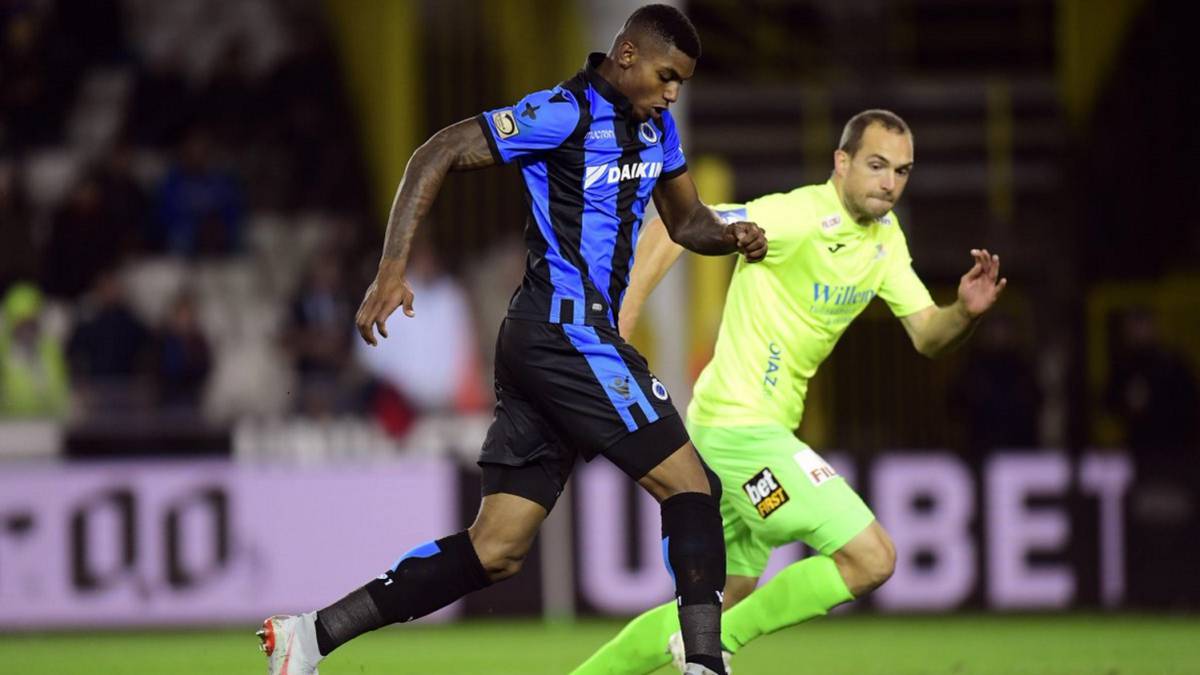 Un jugador del Brujas controla el balón
