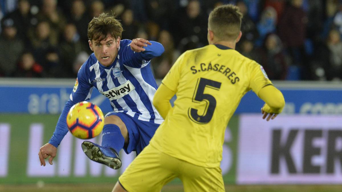 Ibai dispara ante Cáseres (Villarreal) el domingo.