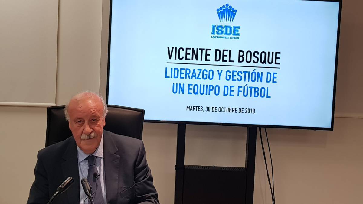 Del Bosque: "El entrenador se cree que debe dar voces, pero eso no hace la autoridad"