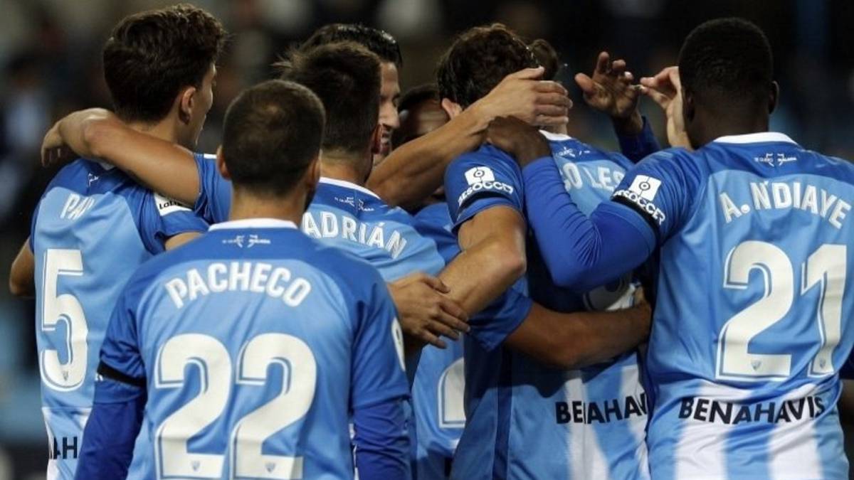 Los jugadores del Málaga celebran un gol