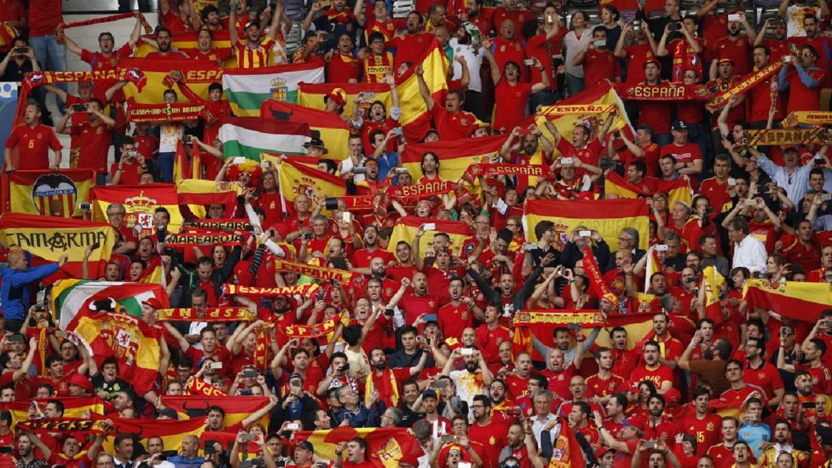 Los aficionados celebran durante un partido de la selección española.