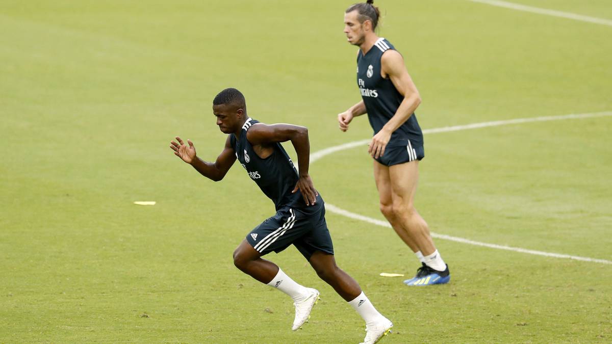 Vinicius: Real Madrid fans urge Solari to drop Bale for Brazilian