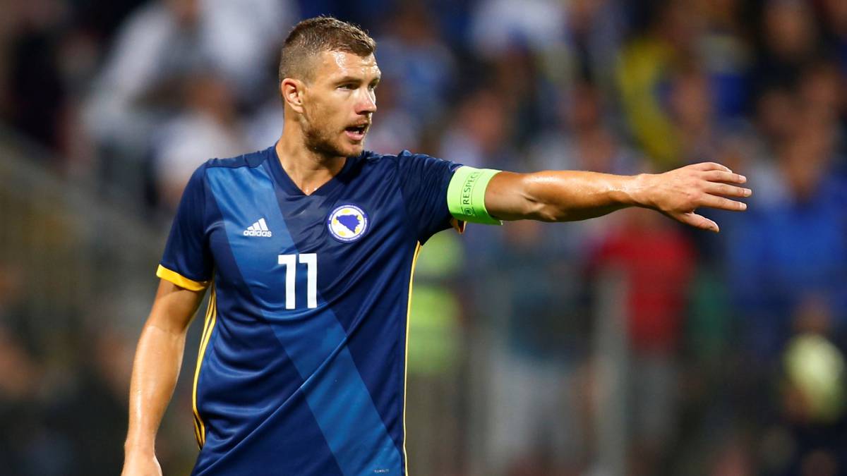 Edin Dzeko durante un partido con su selección.
