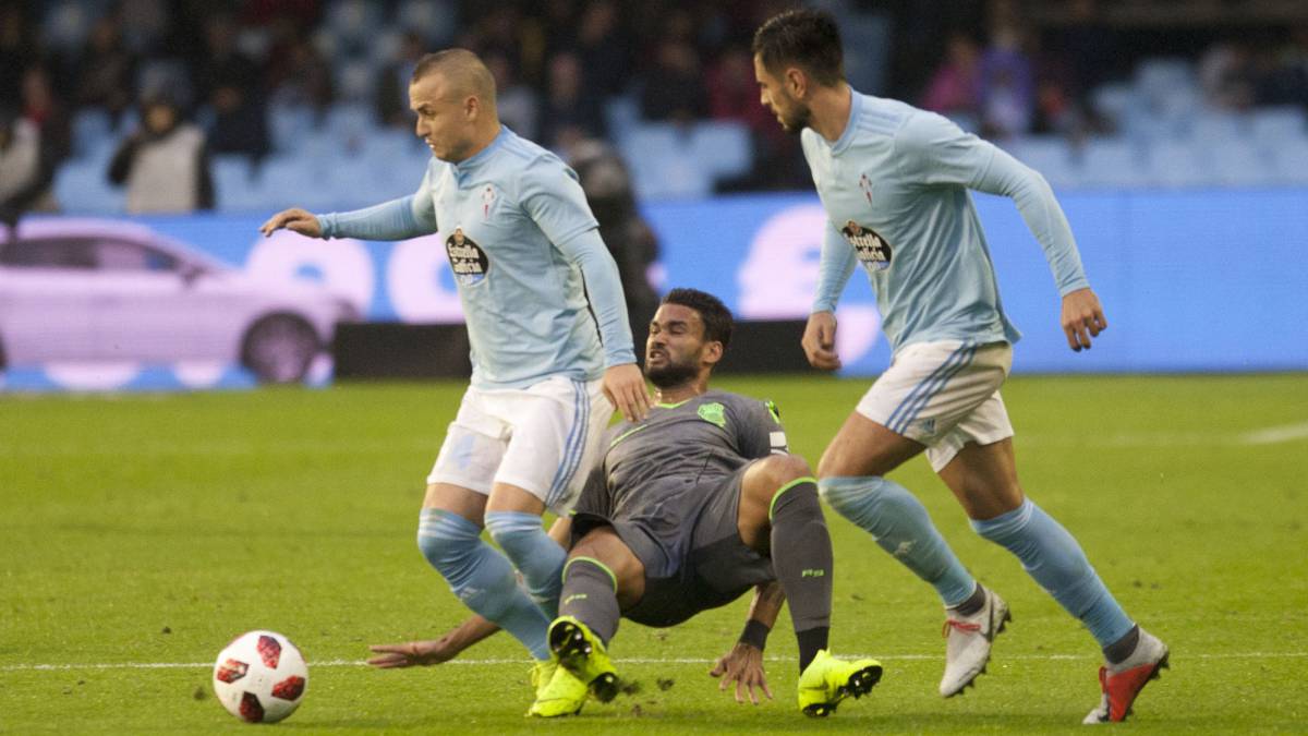 Willian José derriba a Stanislav Lobotka durante el partido de ida de la eliminatoria de Copa entre el Celta y la Real Sociedad.