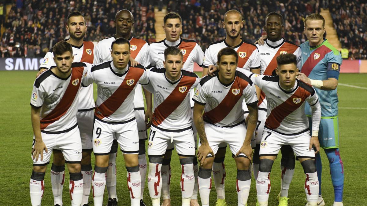 Los jugadores del Rayo festejan el gol de Álvaro.