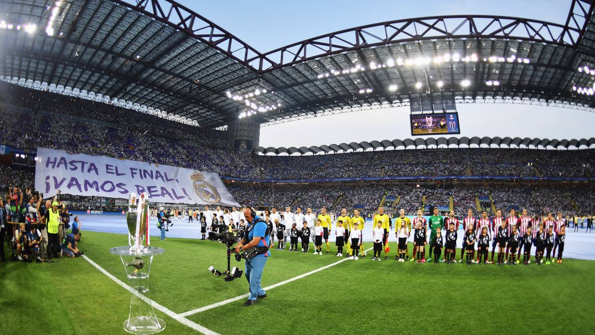 Los jugadores del Real Madrid y del Atlético forman en el estadio Giuseppe Meazza, en Milán, antes de la final de la Copa de Europa que disputaron el 28 de mayo de 2016.