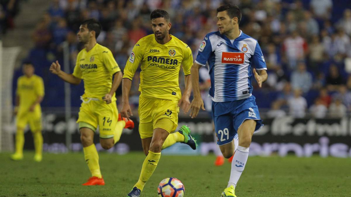 Aarón Martín pugna un balón junto a un futbolista del Villarreal.