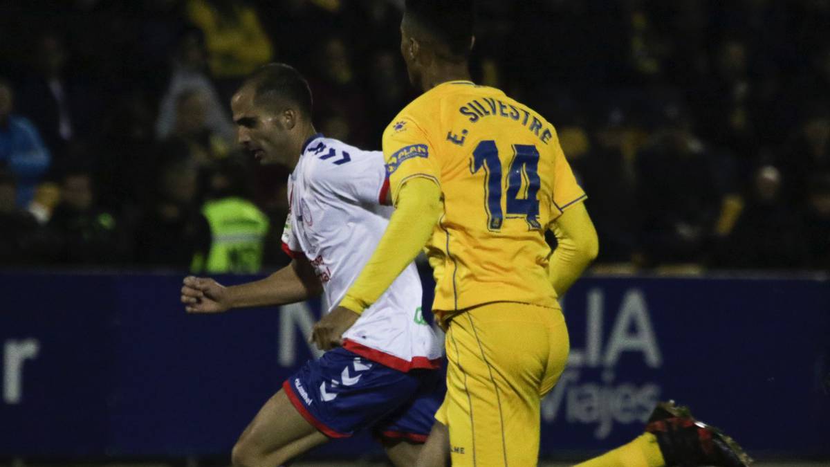 Verza conduce el balón con el Rayo Majadahonda.