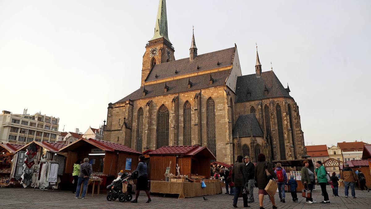 La catedral de Pilsen erigida en 1295 es el epicentro del casco histórico de esta ciudad a 90 kilómetros de Praga