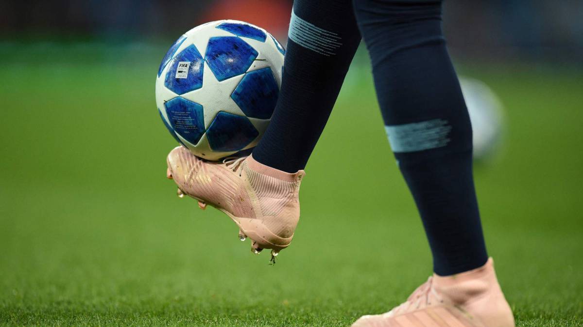 Gundogan controla el balón durante el calentamiento previo a un partido del Manchester City.