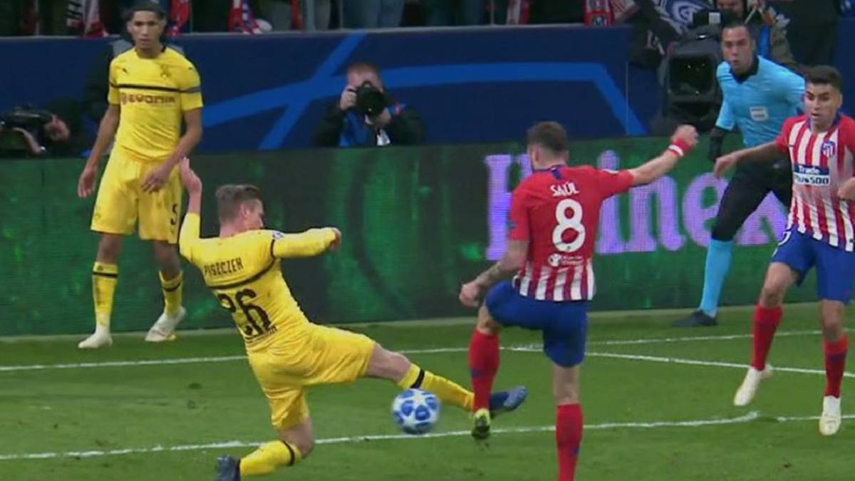 Piszczek cometió penalti sobre Saúl y debió ver amarilla