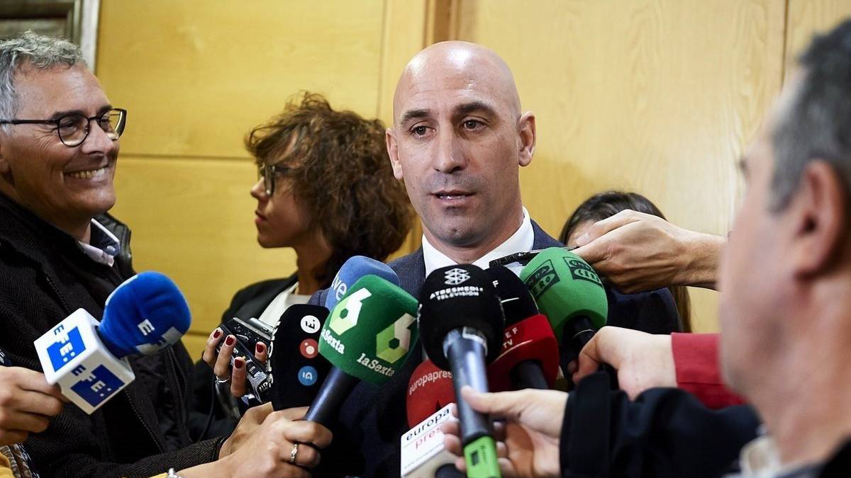 Luis Rubiales atiende a los medios