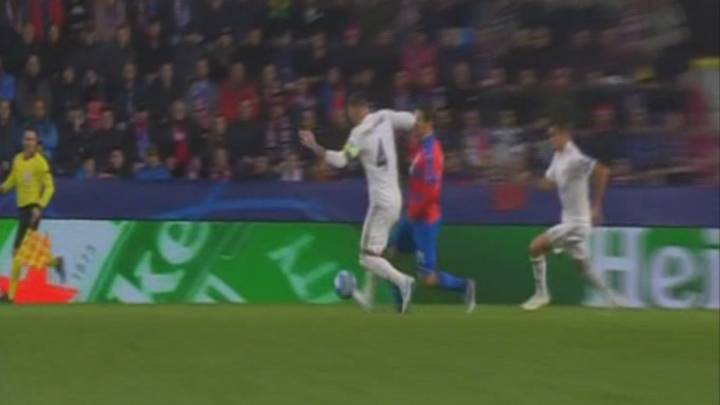 Ramos debió ser expulsado por su codazo a Havel.