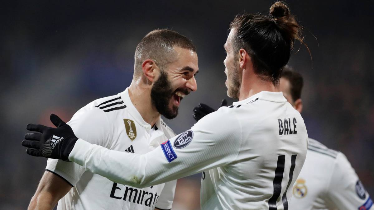 Benzema celebra su gol con Gareth Bale.