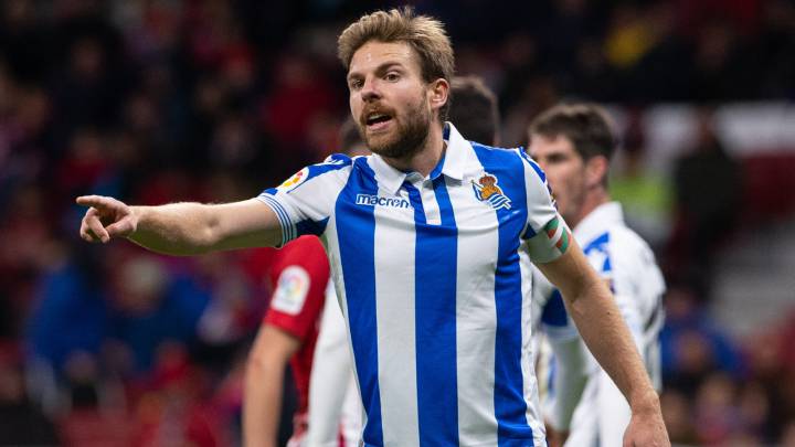 Illarramendi da órdenes durante el encuentro entre la Real Sociedad y el Atlético de Madrid de LaLiga Santander.