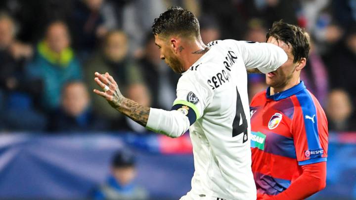 El jugador Sergio Ramos de Real Madrid disputa el balón con Milan Havel de Plzen
