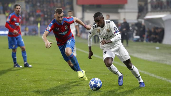 El jugador brasileño del Real Madrid Vinicius Jr. se marcha de un jugador del Viktoria Plzen en el encuentro de la cuarta jornada de la Champions League.