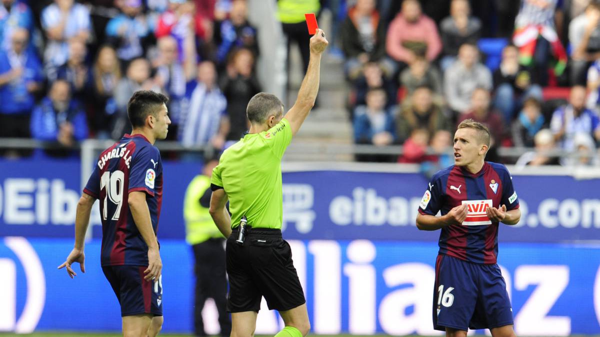 El jugador argentino del Eibar, De Blasis, ve la tarjeta roja en el encuentro de la pasada jornada entre el Alavés y el Eibar disputado en Mendizorroza.
