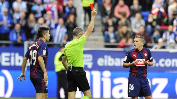 El jugador argentino del Eibar, De Blasis, ve la tarjeta roja en el encuentro de la pasada jornada entre el Alavés y el Eibar disputado en Mendizorroza.