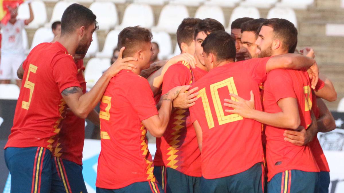 Los jugadores de la Sub-21 celebran un gol.
